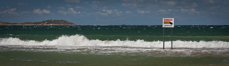 Gevaarbord voor sterke onderstroom Gevaarbord: Sterke onderstroom | CC BY-SA 3.0 Stephen Edmonds, Wikimedia Commons