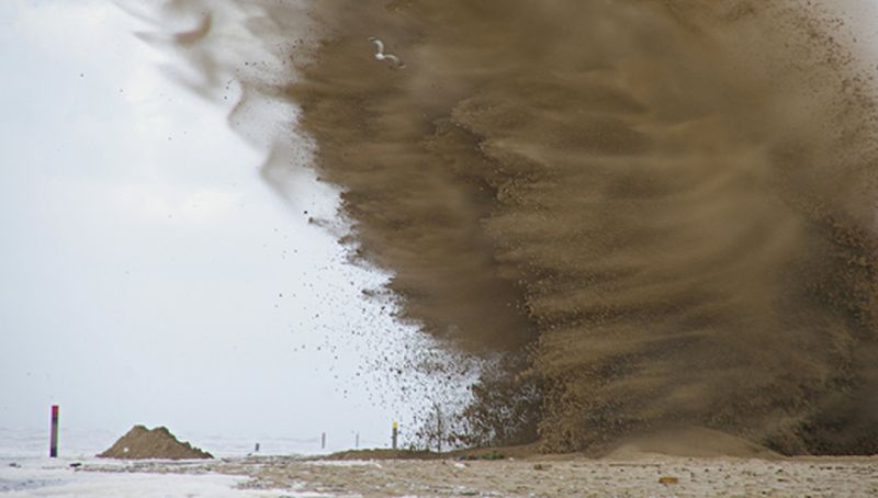 Onschadelijk maken van een granaat op het strand | © Ecomare, Foto Fitis, Sytske Dijksen