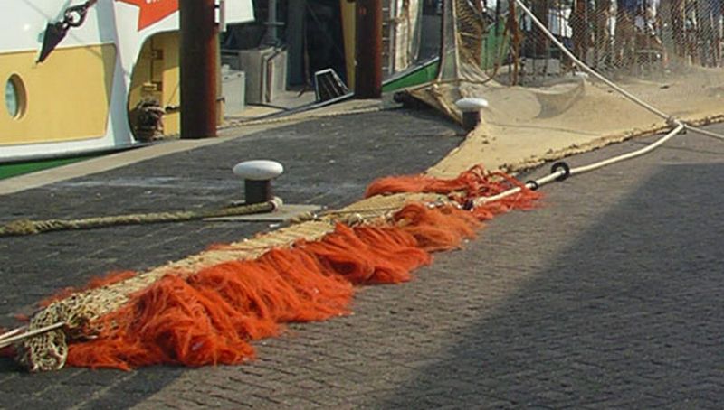 Pluis aan het net van een Texels pulstuig | © Ecomare, Pamela Lindeboom