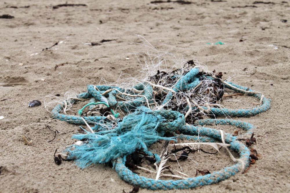 Resten van vissersnetten op het strand van Oostende | © VLIZ, Leontien De Wulf